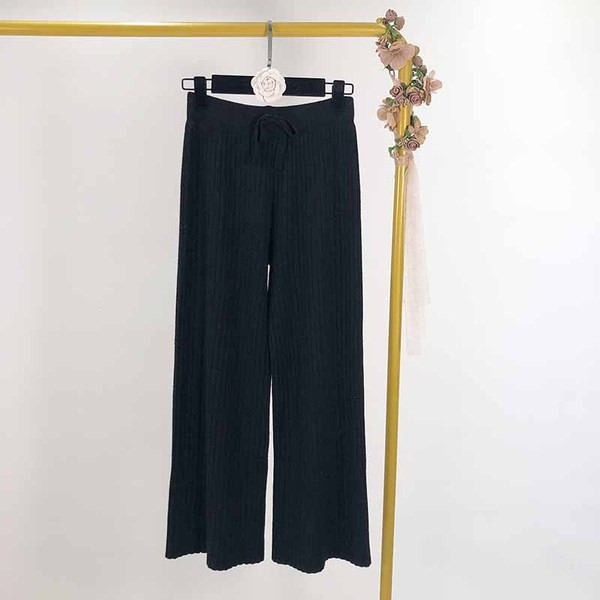 Pantaloni largi plisați de damă din tricot subțire