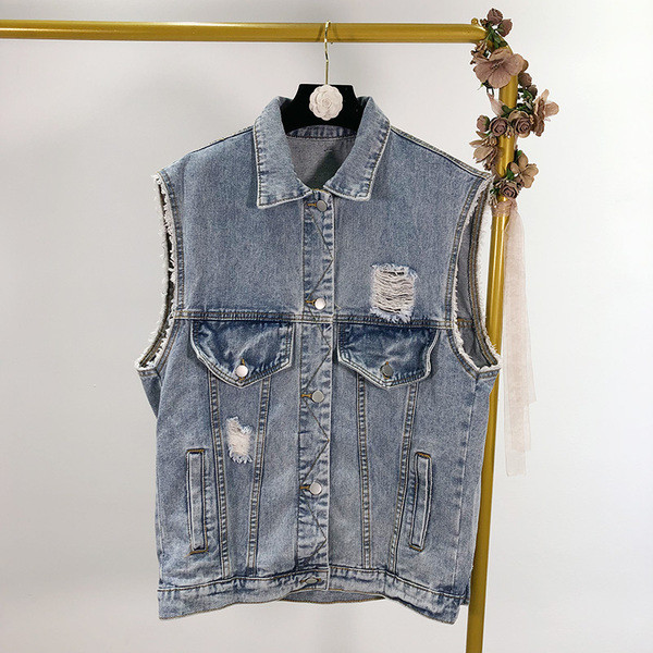 Női farmermellény gombokkal, szakadt motívummal