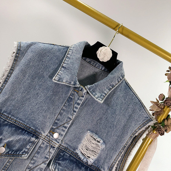 Női farmermellény gombokkal, szakadt motívummal