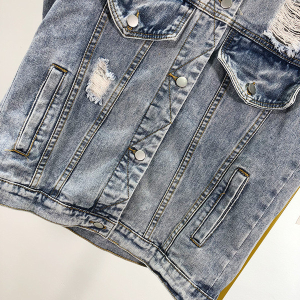 Női farmermellény gombokkal, szakadt motívummal