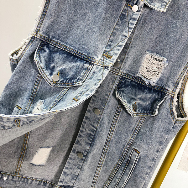 Női farmermellény gombokkal, szakadt motívummal