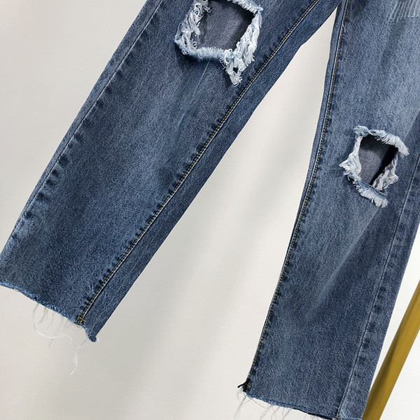 Blugi de dama cu curea si motiv rupt - model larg