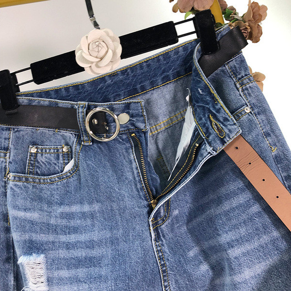 Blugi de dama cu curea si motiv rupt - model larg