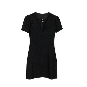 Fekete színű, testhezálló női ruha rövid ujjal