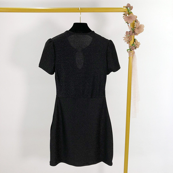 Fekete színű, testhezálló női ruha rövid ujjal