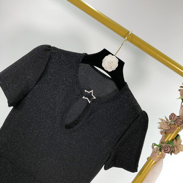 Fekete színű, testhezálló női ruha rövid ujjal