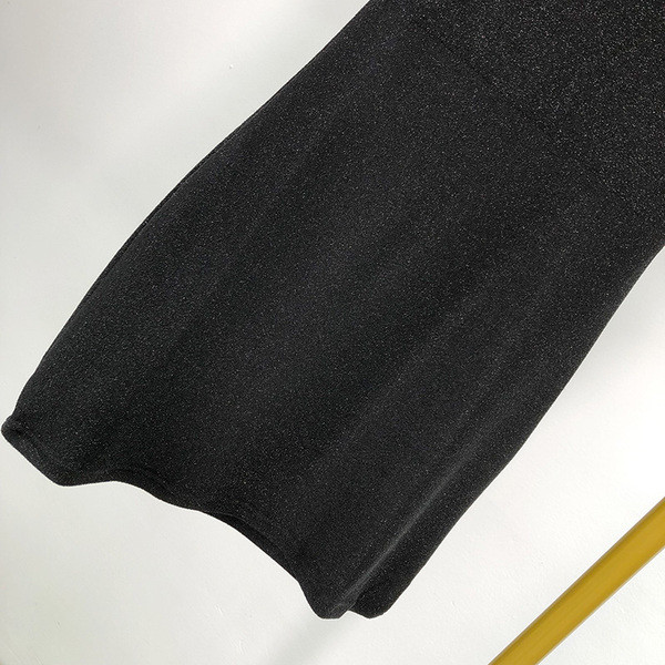 Fekete színű, testhezálló női ruha rövid ujjal