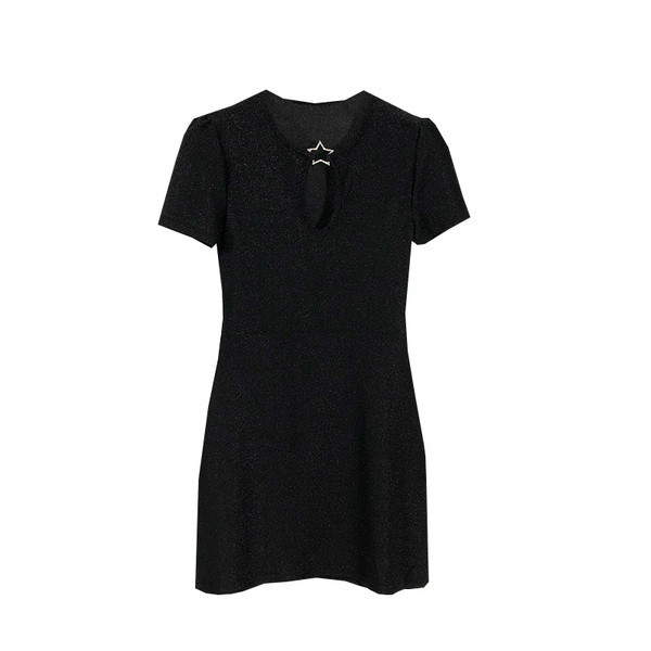 Fekete színű, testhezálló női ruha rövid ujjal