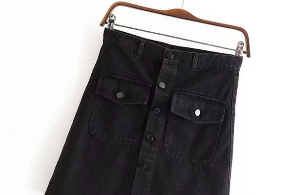 Fusta neagra eleganta de dama cu nasturi in negru