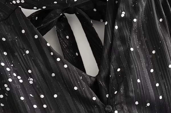 Modern női blúz fekete szalaggal