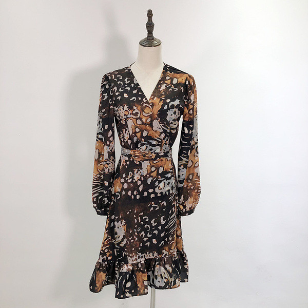 V-nyakú, hosszú ujjú női ruha