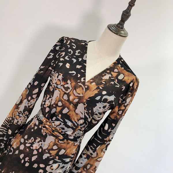 V-nyakú, hosszú ujjú női ruha