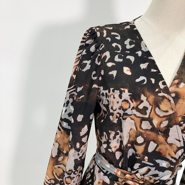 V-nyakú, hosszú ujjú női ruha