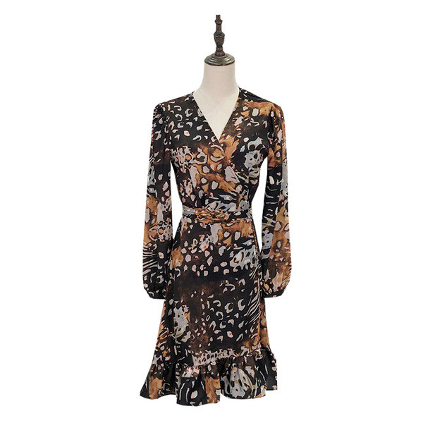 V-nyakú, hosszú ujjú női ruha