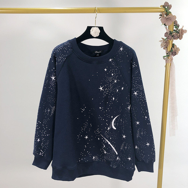 Női blúz ovális nyakkivágással kék színben, rátéttel