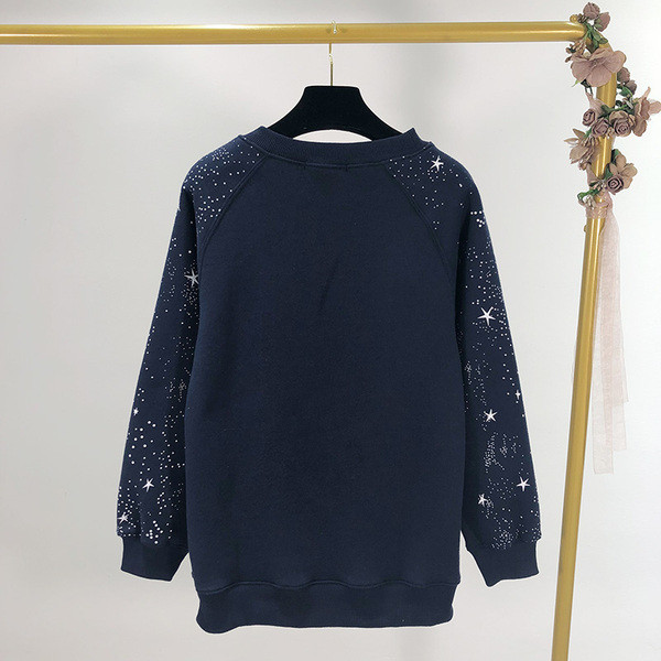 Női blúz ovális nyakkivágással kék színben, rátéttel