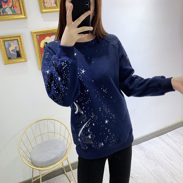 Női blúz ovális nyakkivágással kék színben, rátéttel