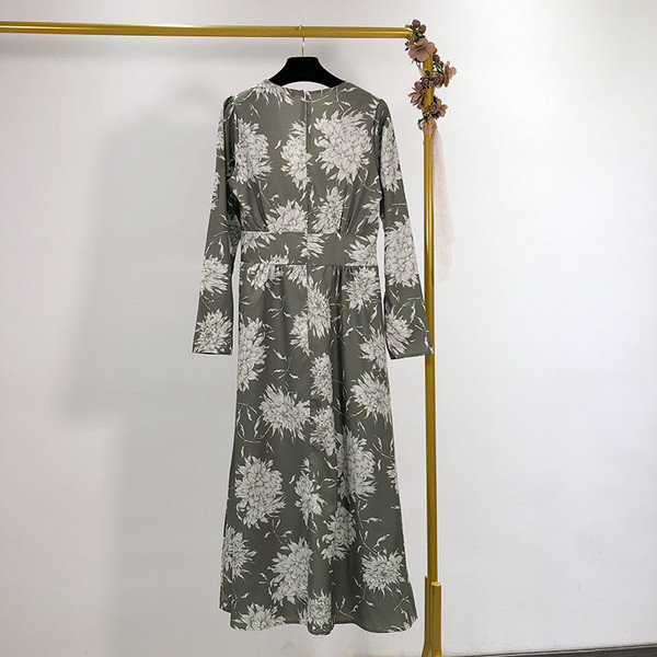 Rochie de dama cu decolteu in V si maneci lungi - model decupat