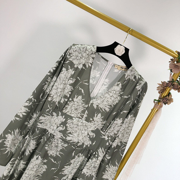 Rochie de dama cu decolteu in V si maneci lungi - model decupat