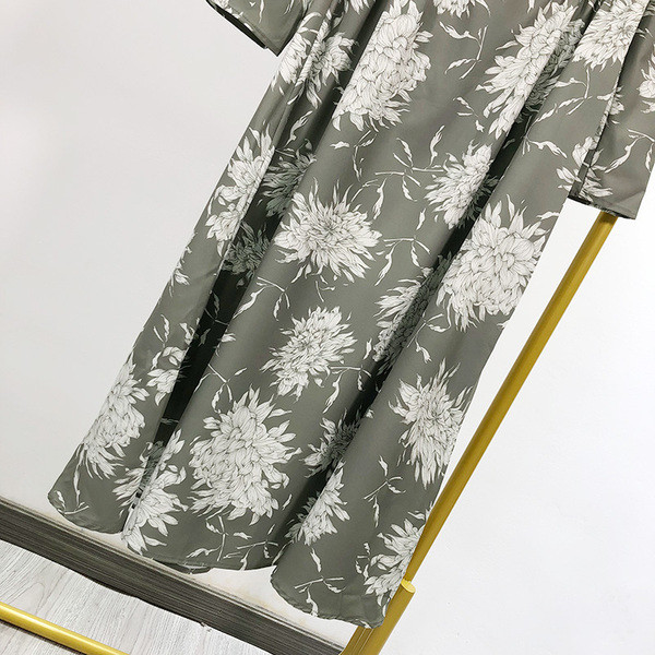 Rochie de dama cu decolteu in V si maneci lungi - model decupat