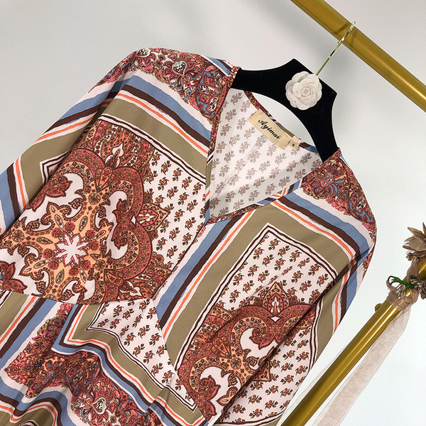 Rochie de dama cu decolteu in V si maneci lungi cu model cu model