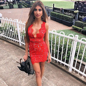 Elegáns női ruha mély nyakkivágással és piros csipkével