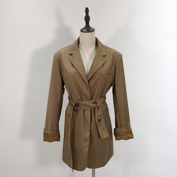 Vékony tavaszi-őszi kabát barna derékkötővel