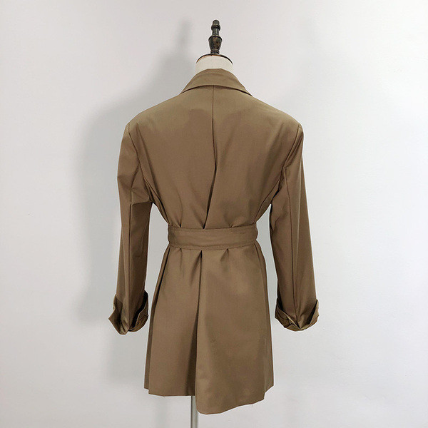 Vékony tavaszi-őszi kabát barna derékkötővel