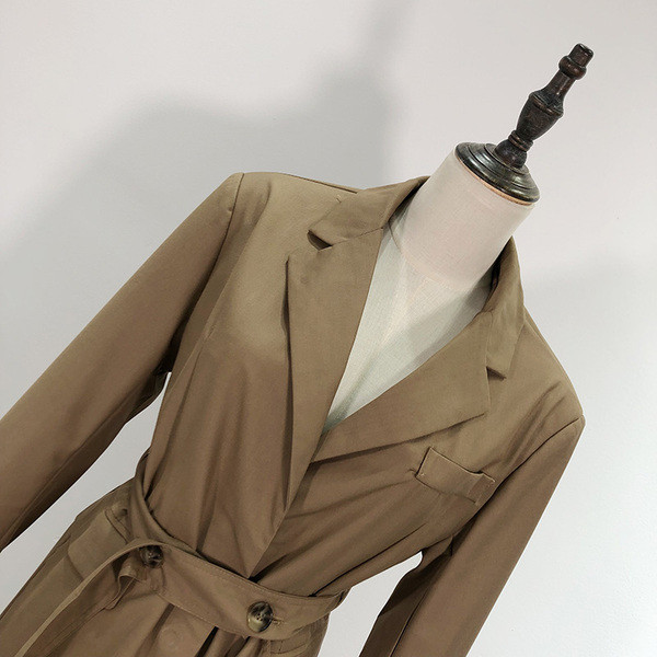 Vékony tavaszi-őszi kabát barna derékkötővel