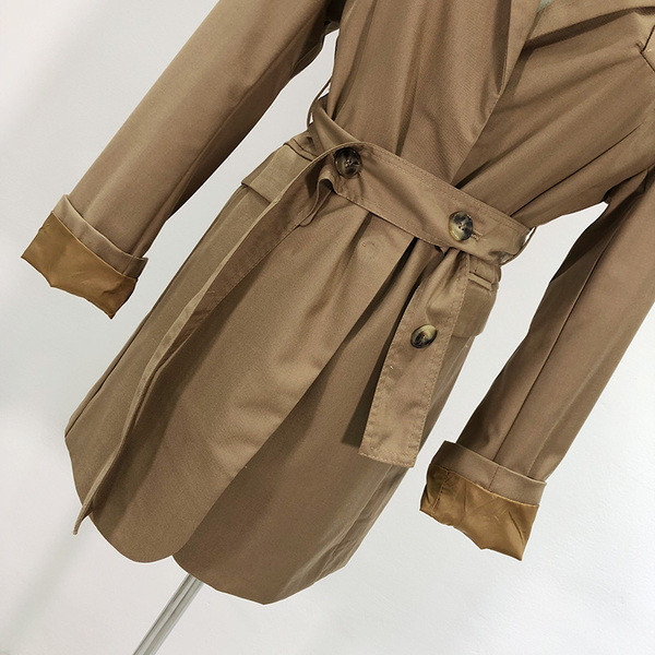 Vékony tavaszi-őszi kabát barna derékkötővel