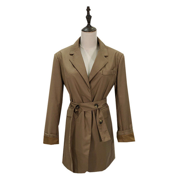 Vékony tavaszi-őszi kabát barna derékkötővel