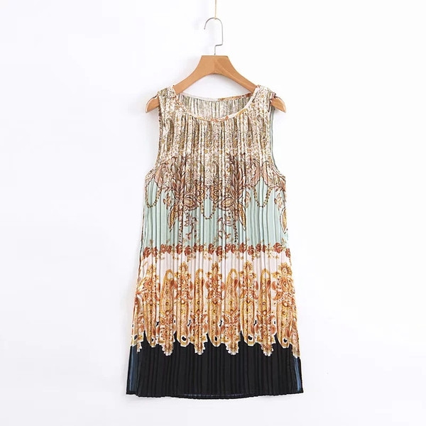 Modern, hajtogatott női ruha