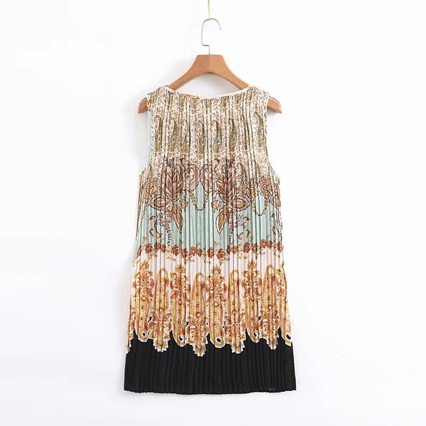 Modern, hajtogatott női ruha