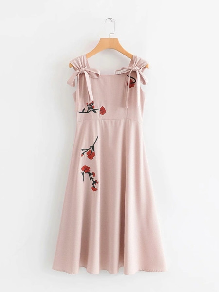 Rochie de dama cu broderie colorata - model croiat