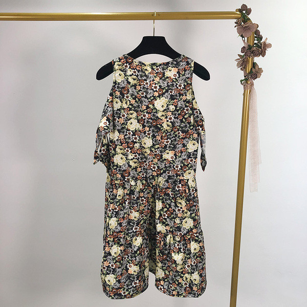 V-nyakú, rövid ujjú női ruha