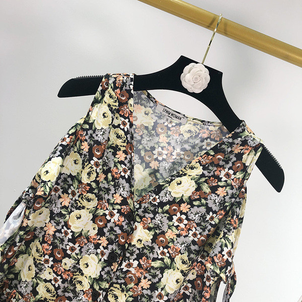 V-nyakú, rövid ujjú női ruha