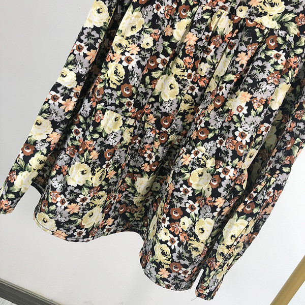 V-nyakú, rövid ujjú női ruha