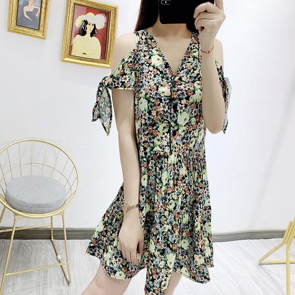 V-nyakú, rövid ujjú női ruha