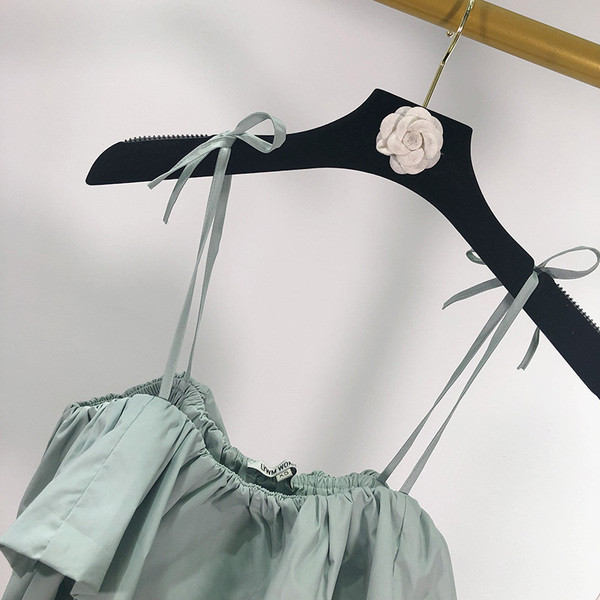 Rövid női blúz vékony pántokkal és ujjakkal