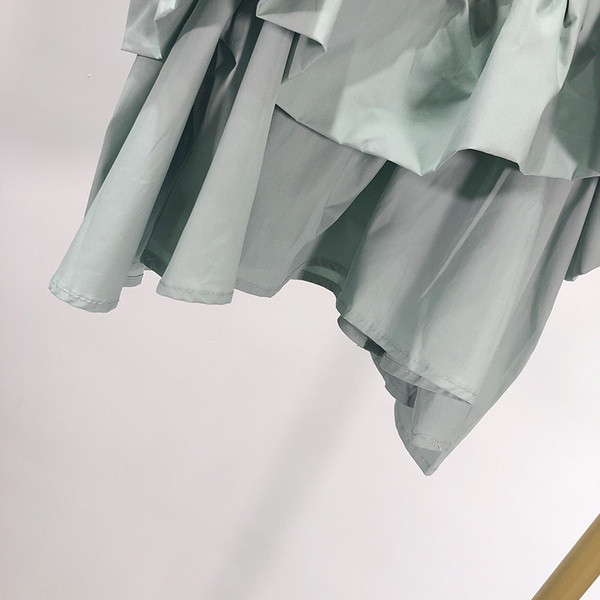 Rövid női blúz vékony pántokkal és ujjakkal