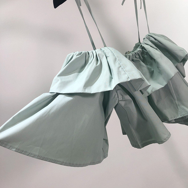 Rövid női blúz vékony pántokkal és ujjakkal