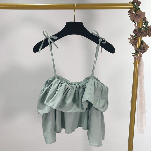 Rövid női blúz vékony pántokkal és ujjakkal