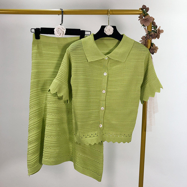 Női szett zöld színű hosszú szoknyából és blúzból