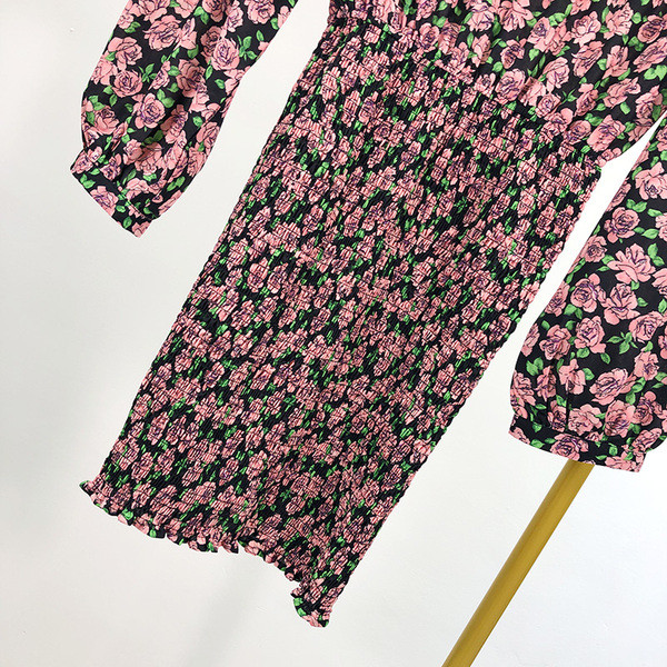 Női ruha hosszú ujjal és elasztikus anyaggal