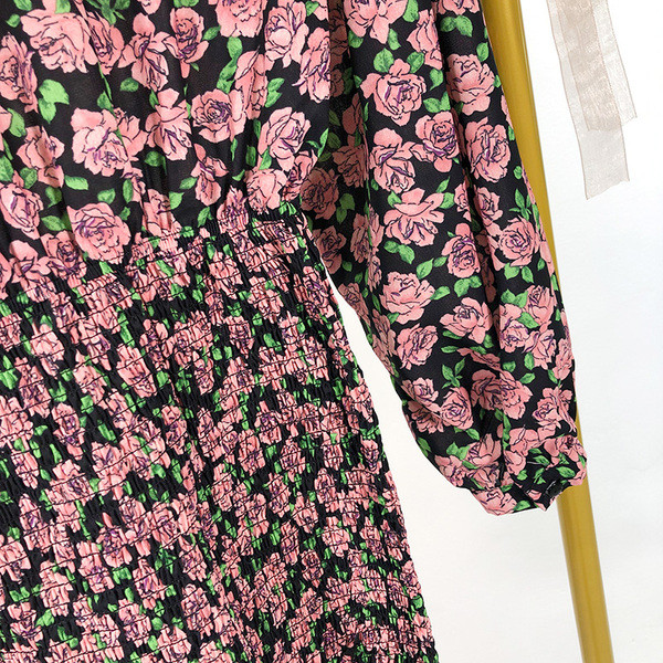 Női ruha hosszú ujjal és elasztikus anyaggal