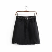 Fekete színű női szoknya derekán övvel