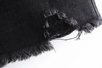 Fekete színű női szoknya derekán övvel