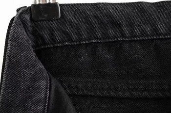 Fekete színű női szoknya derekán övvel