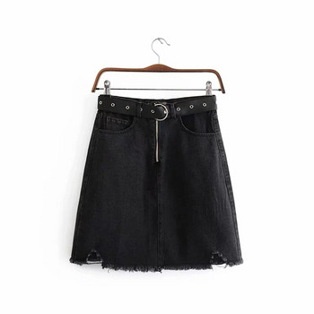 Fekete színű női szoknya derekán övvel