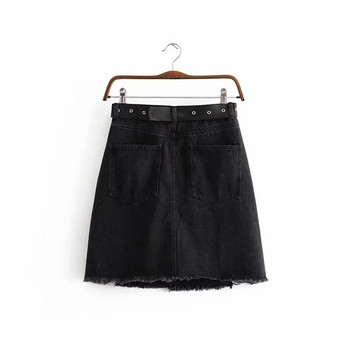 Fekete színű női szoknya derekán övvel